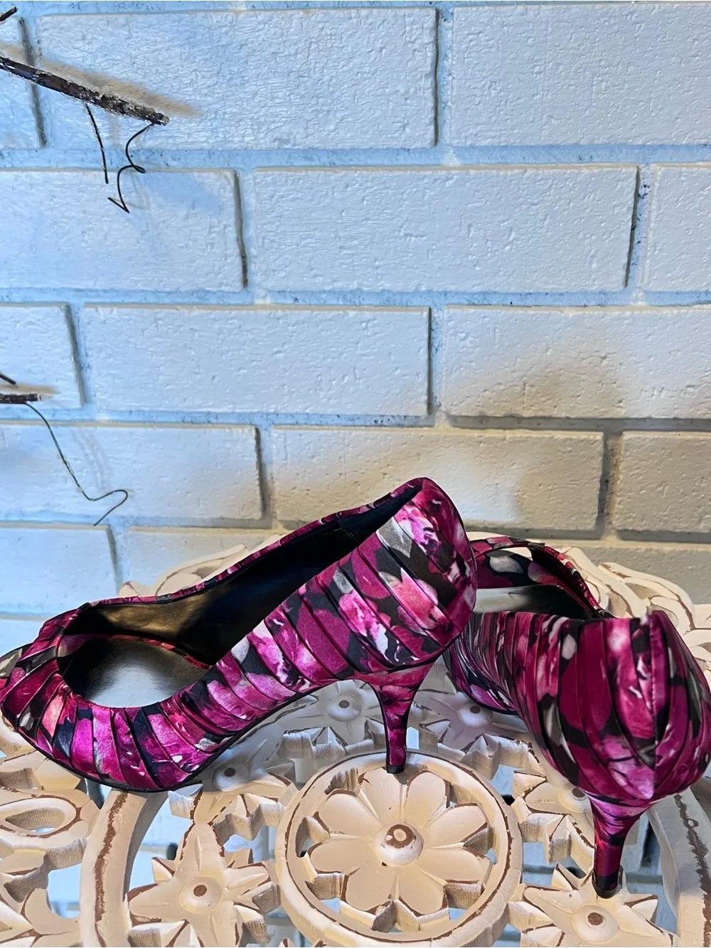 NEW BEAUTIFUL RUCHED APPLE BLOSSOM PEEP-TOE HEELS WHBM 6